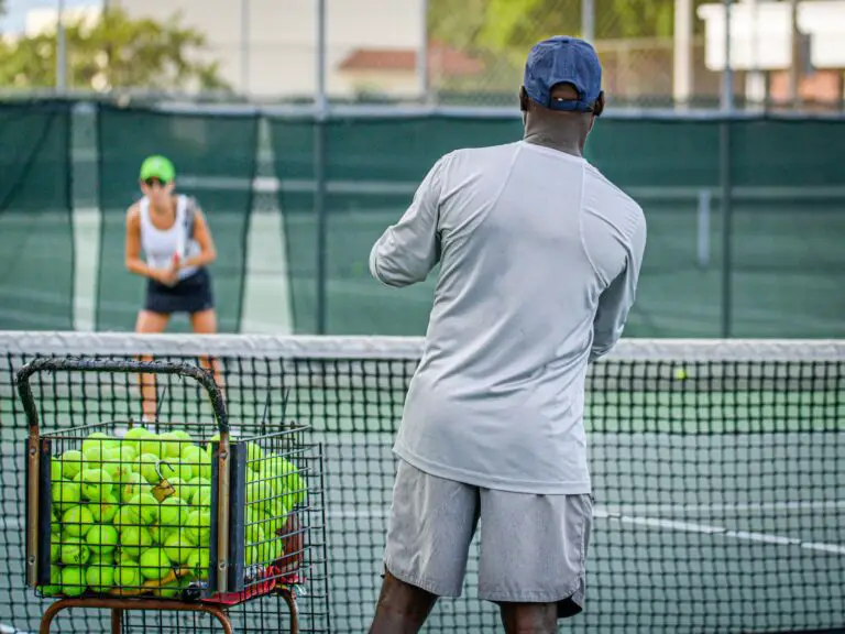 How is the scoring system in tennis different from other racket sports?